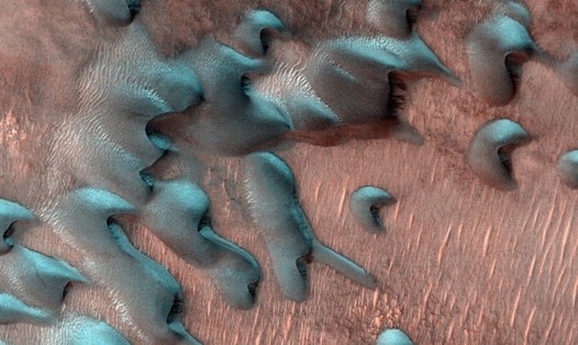 Tàu quỹ đạo MRO chụp ảnh các đụn cát trên sao Hỏa phủ đầy băng giá hai ngày sau khi đông chí đến trên sao Hỏa vào tháng 7. Ảnh: NASA