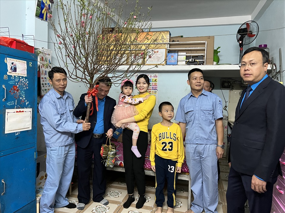 Lãnh đạo Liên đoàn Lao động Thành phố Hà Nội cùng các cấp Công đoàn trao quà hỗ trợ Tết Nguyên đán Quý Mão năm 2023 cho công nhân có hoàn cảnh khó khăn. Ảnh: Linh Nguyên