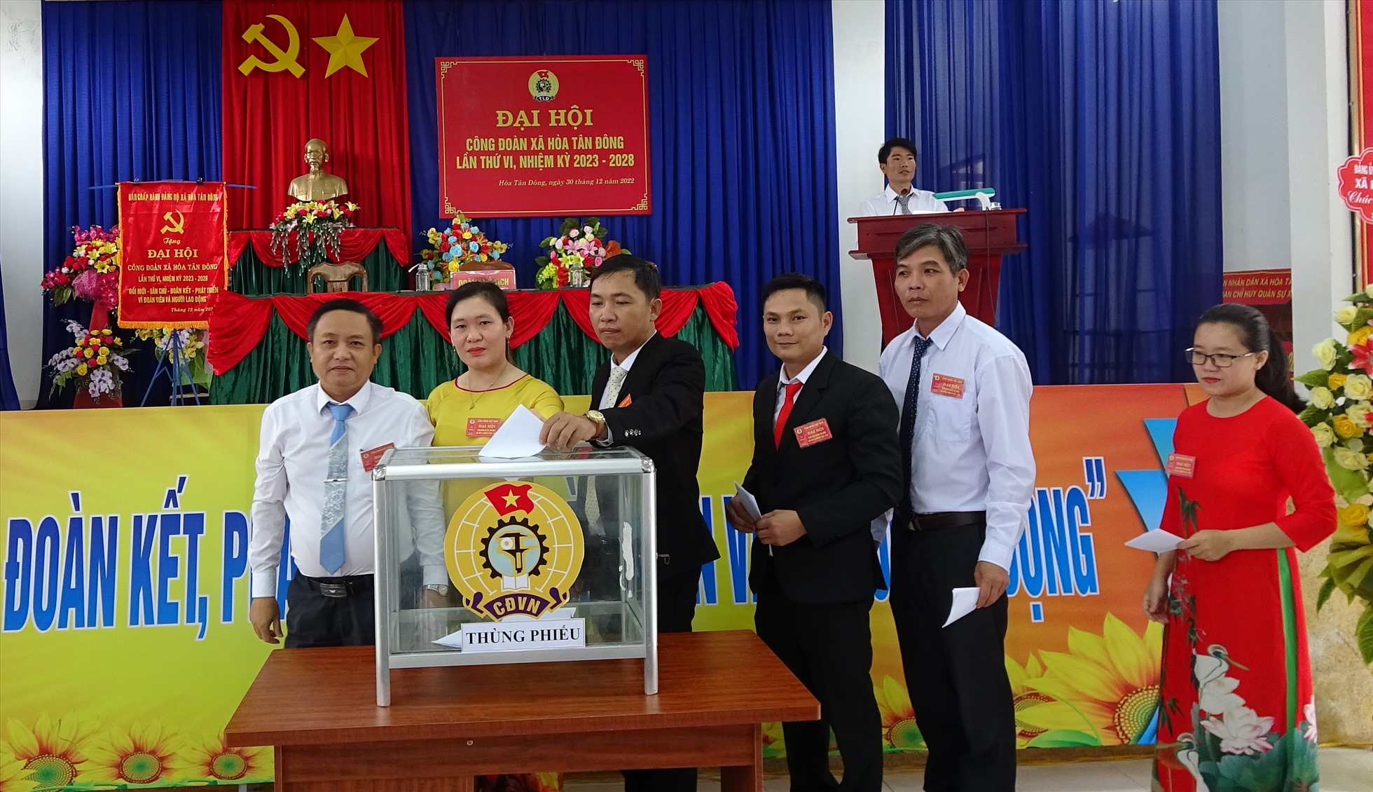 Các đại biểu bỏ phiếu bầu Ban chấp hành CĐCS xã Hòa Tân Đông (Thị xã Đông Hòa, Phú Yên) nhiệm kỳ 2023 - 2028. Ảnh: Mạnh Tuấn