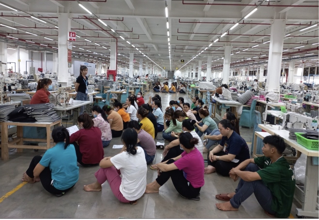 Công nhân Công ty TNHH Pousung Việt Nam (Đồng Nai) được phổ biến kiến thức, nâng cao tay nghề trong thời gian chờ việc làm. Ảnh: Hà Anh Chiến