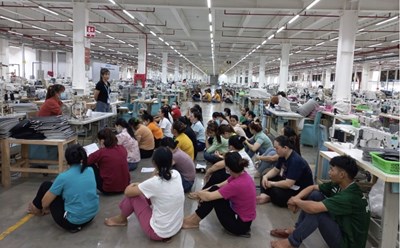 Công nhân Công ty TNHH Pousung Việt Nam (Đồng Nai) được phổ biến kiến thức, nâng cao tay nghề trong thời gian chờ việc làm. Ảnh: Hà Anh Chiến