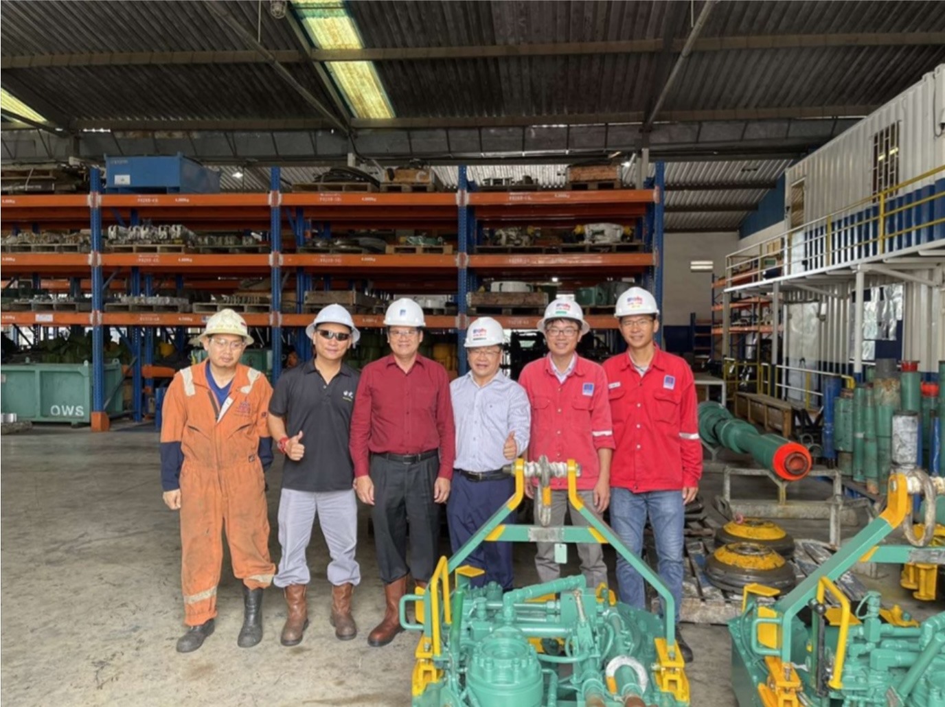 Lãnh đạo Công đoàn PV Drilling đến thăm hỏi, động viên nhóm tác giả công trình “Thiết kế, chế tạo và ứng dụng thiết bị HEBA”, Công ty PVD Well Services. Ảnh: Trúc Lâm