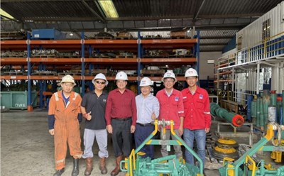 Lãnh đạo Công đoàn PV Drilling đến thăm hỏi, động viên nhóm tác giả công trình “Thiết kế, chế tạo và ứng dụng thiết bị HEBA”, Công ty PVD Well Services. Ảnh: Trúc Lâm