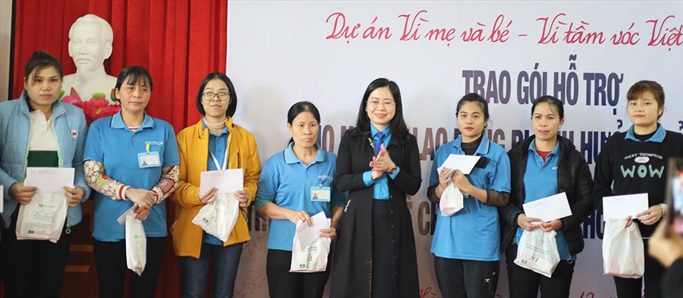 Lãnh đạo Liên đoàn Lao động tỉnh Hà Nam trao hỗ trợ cho công nhân lao động. Ảnh: Hải Yến