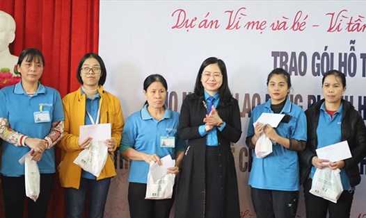 Lãnh đạo Liên đoàn Lao động tỉnh Hà Nam trao hỗ trợ cho công nhân lao động. Ảnh: Hải Yến