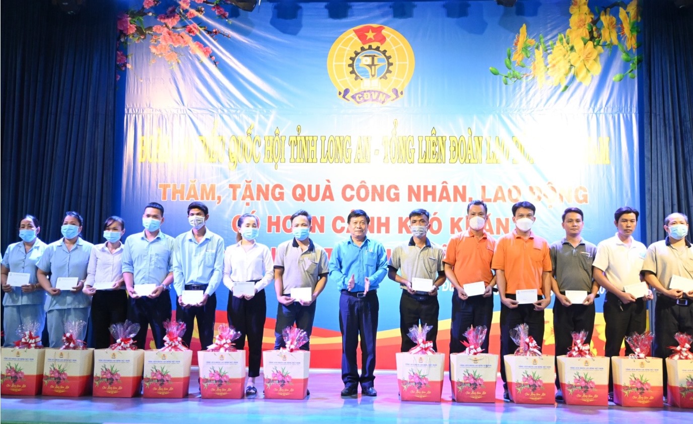 Công đoàn tỉnh Long An quyết tâm tất cả người lao động đều có Tết năm 2023. Ảnh: Thành Nhân