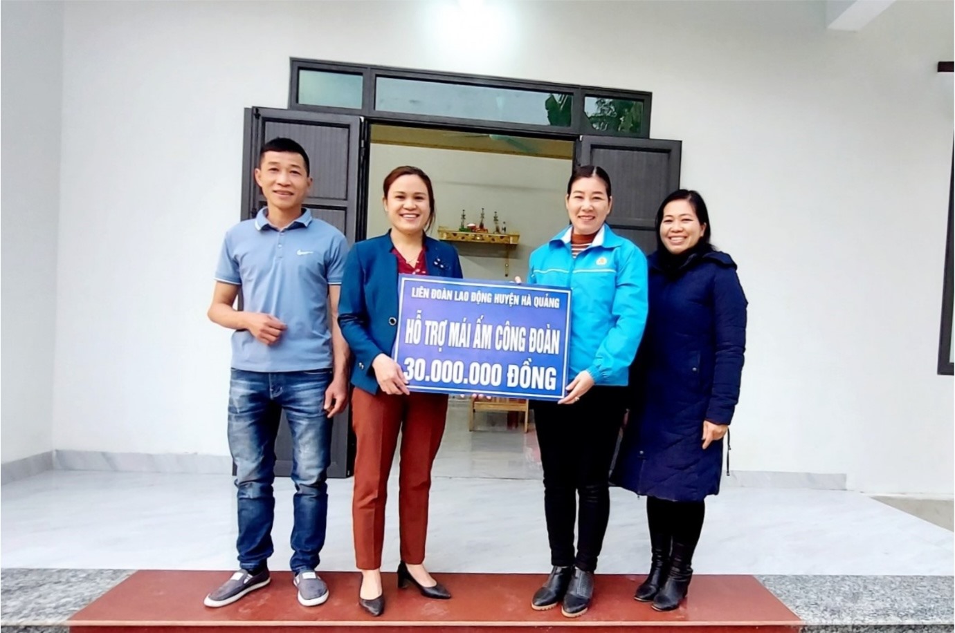 Đoàn viên Hoàng Thị Oanh nhận hỗ trợ. Ảnh: Đàm Ngân.