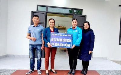 Đoàn viên Hoàng Thị Oanh nhận hỗ trợ. Ảnh: Đàm Ngân.
