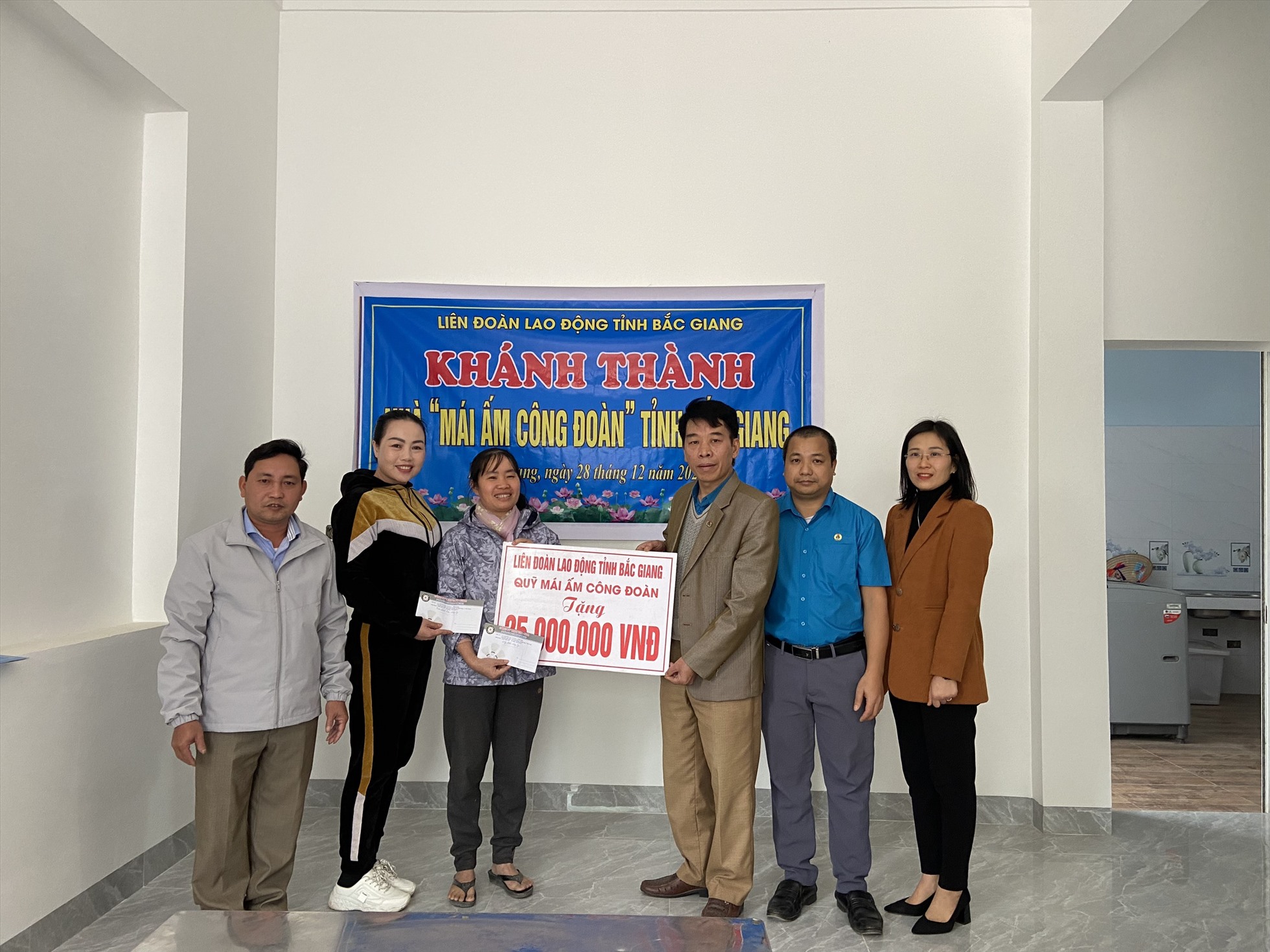 Lãnh đạo Liên đoàn Lao động huyện Lạng Giang trao hỗ trợ kinh phí cho gia đình chị Thùa. Ảnh: Nguyễn Thị Thơm