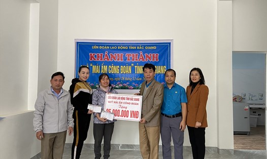 Lãnh đạo Liên đoàn Lao động huyện Lạng Giang trao hỗ trợ kinh phí cho gia đình chị Thùa. Ảnh: Nguyễn Thị Thơm