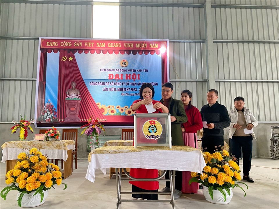 Các đại biểu bỏ phiếu tại Đại hội công đoàn cơ sở tại một doanh nghiệp trên địa bàn huyện Hàm Yên, Tuyên Quang. Ảnh: Công đoàn Tuyên Quang