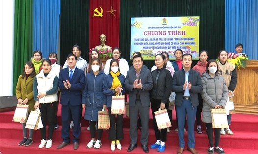 Đại diện lãnh đạo tỉnh Thái Nguyên và huyện Phú Bình trao quà Tết cho đoàn viên có hoàn cảnh khó khăn. Ảnh: Công đoàn Thái Nguyên