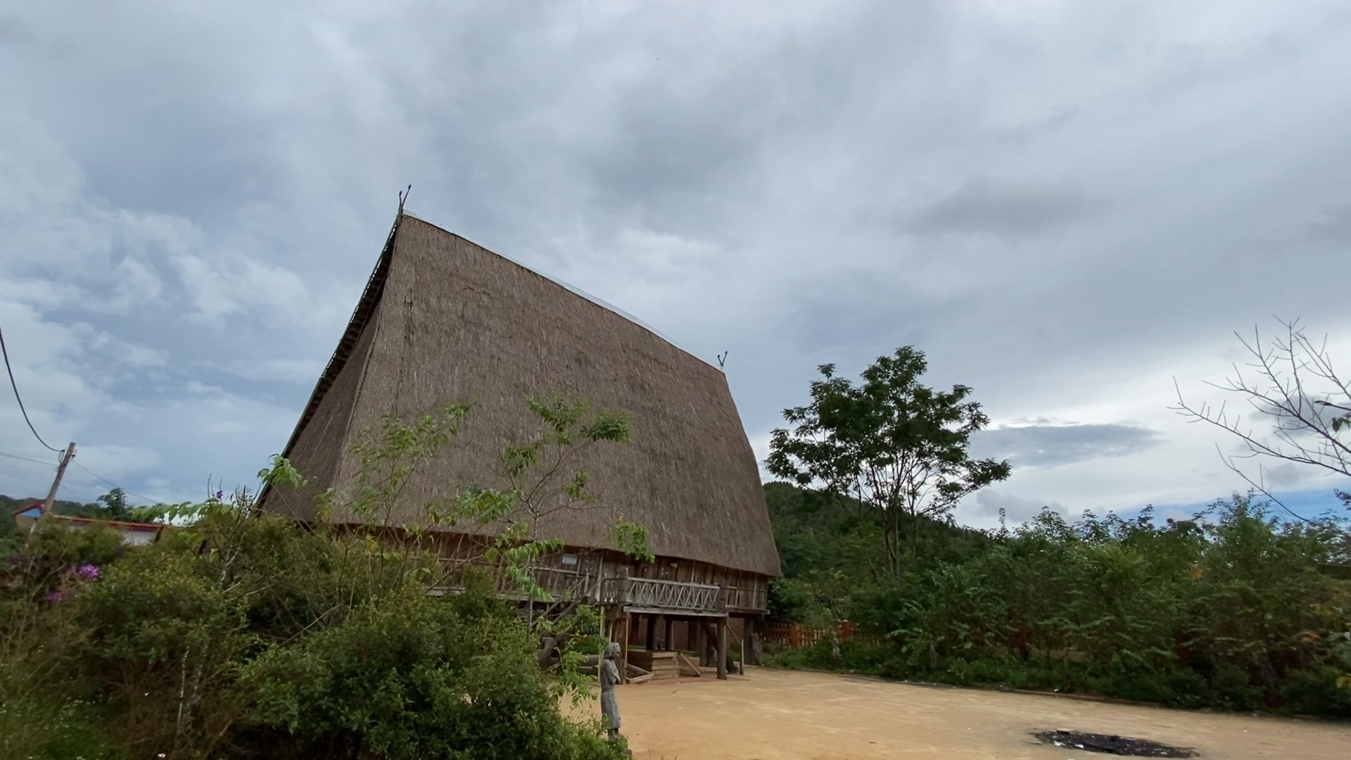 Nhà rông là biểu tượng của ngôi làng. Ảnh Thanh Tuấn