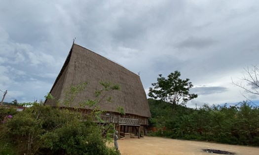 Nhà rông là biểu tượng của ngôi làng. Ảnh Thanh Tuấn