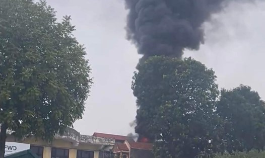 Cột khói đen nghi ngút từ đám cháy tại TP.Việt Trì chiều nay. Ảnh: PT24h.