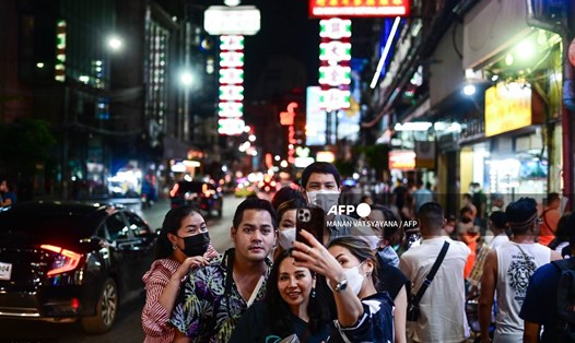 Du khách ở phố Yaowarat nổi tiếng ở Bangkok, Thái Lan. Ảnh: AFP