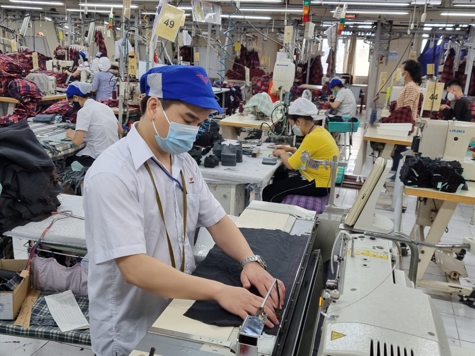 Dịp cuối năm, người lao động đều mong ngóng thưởng Tết. Ảnh minh họa: Nam Dương