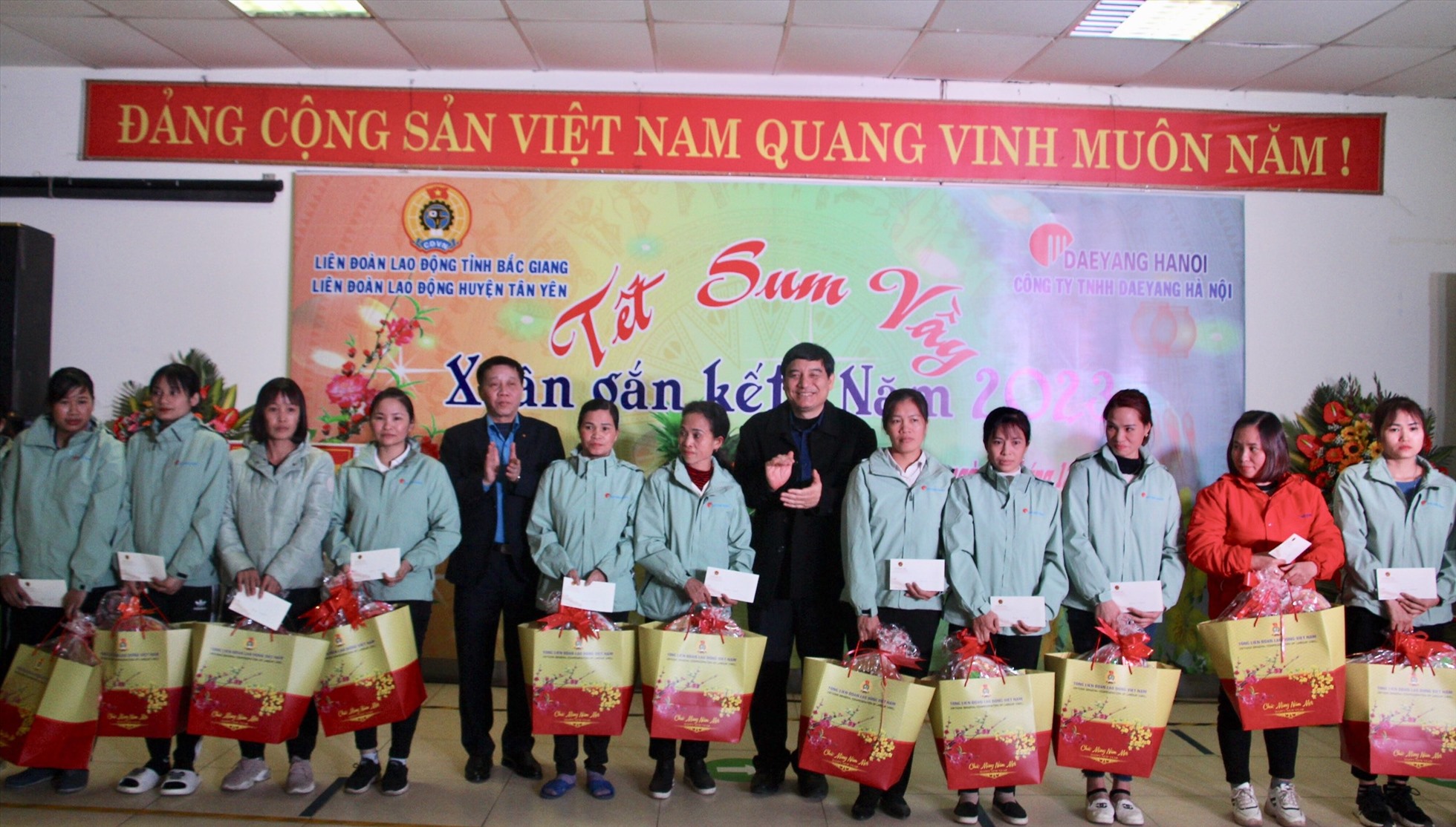 Chủ nhiệm Ủy ban Văn hóa, giáo dục của Quốc hội Nguyễn Đắc Vinh (thứ 6 từ phải qua) và Chủ nhiệm Uỷ ban Kiểm tra Tổng Liên đoàn Lao động Việt Nam Tạ Văn Đồng (thứ 5 từ trái qua) tặng quà công nhân hoàn cảnh khó khăn tại huyện Tân Yên. Ảnh: Nguyễn Huyền