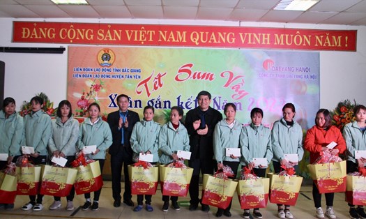 Chủ nhiệm Ủy ban Văn hóa, giáo dục của Quốc hội Nguyễn Đắc Vinh (thứ 6 từ phải qua) và Chủ nhiệm Uỷ ban Kiểm tra Tổng Liên đoàn Lao động Việt Nam Tạ Văn Đồng (thứ 5 từ trái qua) tặng quà công nhân hoàn cảnh khó khăn tại huyện Tân Yên. Ảnh: Nguyễn Huyền