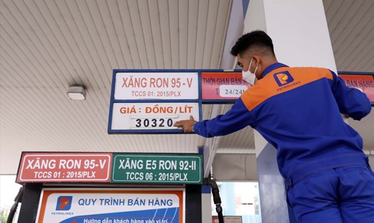 Giá xăng dầu điều chỉnh từ 0h hôm nay. Ảnh: PLX