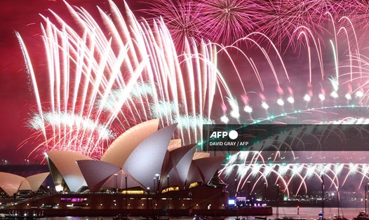Màn trình diễn pháo hoa mãn nhãn trên nhà hát opera ở Sydney trong đêm giao thừa 2023. Ảnh: AFP