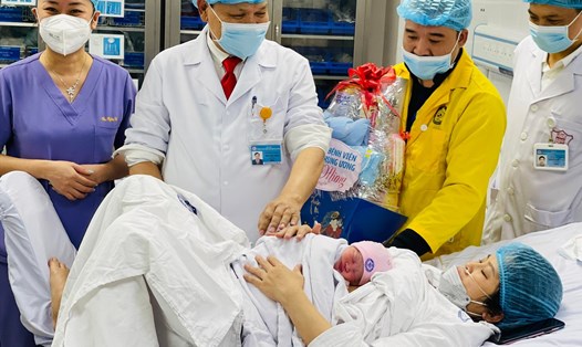 Bé gái Vũ Gia Hân là công dân đầu tiên chào đời năm 2023 tại Bệnh viện Phụ Sản Trung ương. Ảnh: Lệ Hà