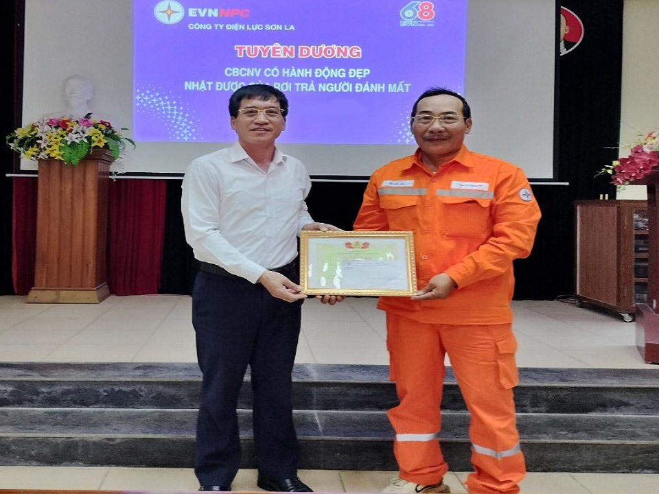 Ông Nguyễn Viết Thông - Chủ tịch Công đoàn PC Sơn La trao Giấy khen cho anh Đỗ Đức Hải. Ảnh: Trung Kiên