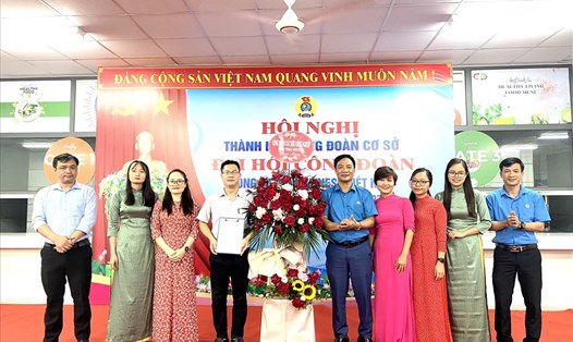 Lãnh đạo Công đoàn Các khu công nghiệp tỉnh Thái Nguyên tặng hoa chúc mừng Công đoàn cơ sở Công ty TNHH DAINESE Việt Nam. Ảnh: Đặng Khang