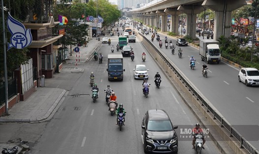 Nhà thầu sẽ rào chắn 8 hố ga trên đường Nguyễn Trãi (quận Thanh Xuân) trong thời gian tới. Ảnh: Hữu Chánh