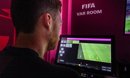 Dù áp dụng VAR tại World Cup 2022, cải tiến về công nghệ, nó vẫn gây nên những tranh cãi lớn khi các trọng tài sử dụng một cách máy móc, quá phụ thuộc vào nó... Ảnh: AFP