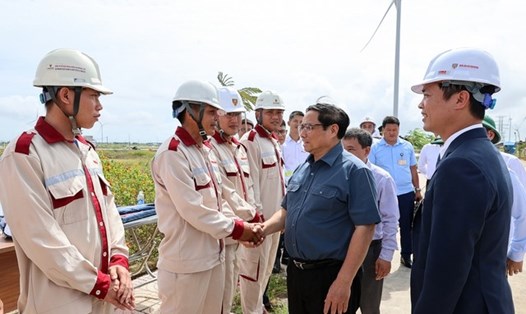 Thủ tướng Chính phủ Phạm Minh Chính thăm công nhân một nhà máy điện gió tại tỉnh Bạc Liêu. Ảnh: Nguyễn Minh