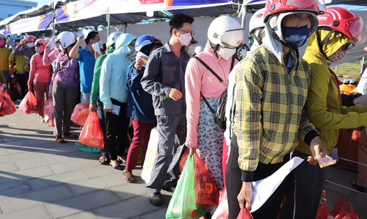 Người lao động xếp hàng mua thực phẩm tại phiên chợ công nhân. 
Ảnh: Nguyễn Linh