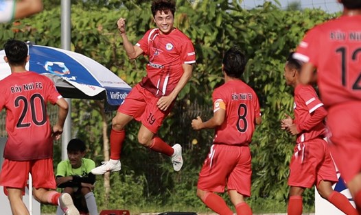 Cựu tiền đạo U23 Việt Nam Ngô Hồng Phước (số 19) có trận đấu xuất sắc để giúp Bảy Núi FC ghi tên mình vào chung kết VSC-S2 khu vực miền Nam. Ảnh: Anh Viên