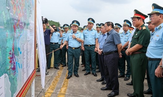 Ngày 24.9, Thủ tướng Chính phủ đã đến thăm và khảo sát thực địa tại sân bay Yên Bái. Ảnh: Văn Đức