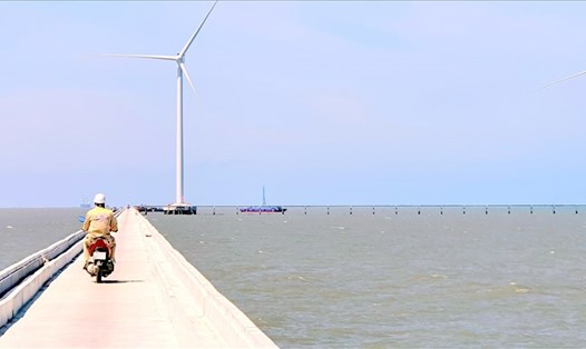 Dự án điện gió ven biển tại huyện Hòa Bình 1, tỉnh Bạc Liêu. Ảnh: NHẬT HỒ