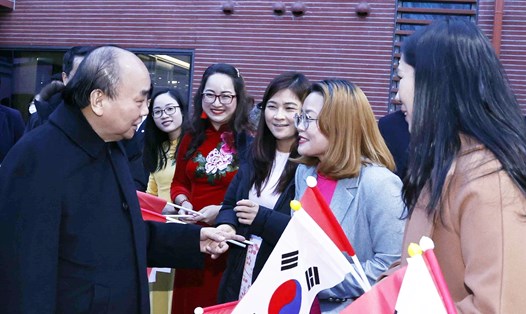 Chủ tịch nước Nguyễn Xuân Phúc gặp gỡ nói chuyện với cán bộ nhân viên Đại sứ quán và đại diện cộng đồng người Việt Nam tại Hàn Quốc. Ảnh: TTXVN