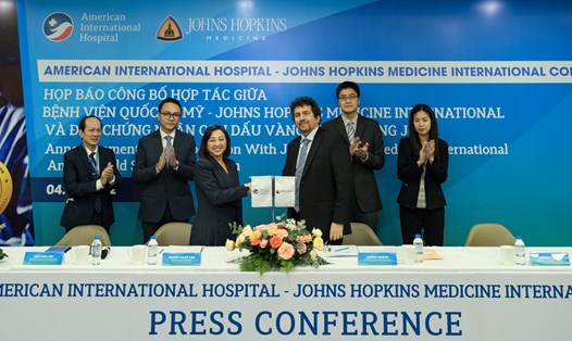 Lễ kí kết hợp tác giữa bệnh viện Quốc tế Mỹ (AIH) và Johns Hopkins Medicine International. Ảnh: BV cung cấp