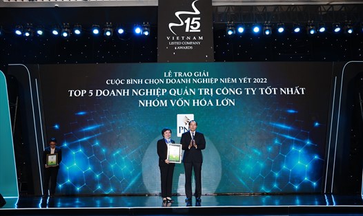 Bà Cao Thị Ngọc Dung – Chủ tịch HĐQT PNJ nhận giải thưởng Top 5 Doanh nghiệp quản trị công ty tốt nhất – Nhóm vốn hóa lớn. Ảnh: DN cung cấp