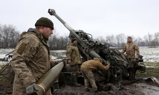 Binh sĩ Ukraina khai hỏa lựu pháo M777 ở miền đông Ukraina, ngày 23.11. 2022. Ảnh: AFP