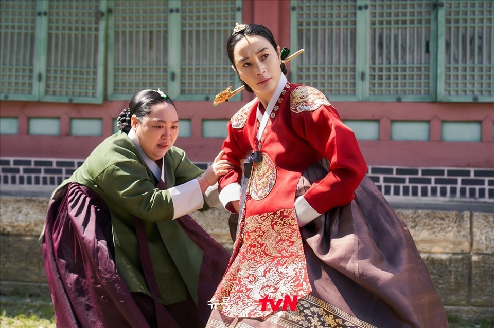 Phim Dưới bóng trung điện của Kim Hye Soo kết thúc viên mãn. Ảnh: Poster tvN.