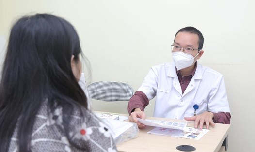 TS.BS Bùi Thanh Phúc – Phó Trưởng khoa Phẫu thuật Cấp cứu Tiêu hóa, Bệnh viện HN Việt Đức đang thăm khám và tư vấn phương pháp điều trị cho bệnh nhân béo phì. Ảnh: BVCC