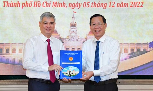 Chủ tịch UBND TPHCM Phan Văn Mãi trao quyết định bổ nhiệm cho ông Lê Duy Minh (bìa trái).  Ảnh: VIỆT DŨNG