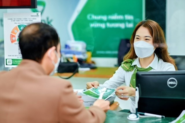 Khách hàng đăng ký giao dịch Digibank tại Ngân hàng Thương mại Cổ phần Ngoại thương Việt Nam. Ảnh: Công đoàn Ngân hàng Việt Nam