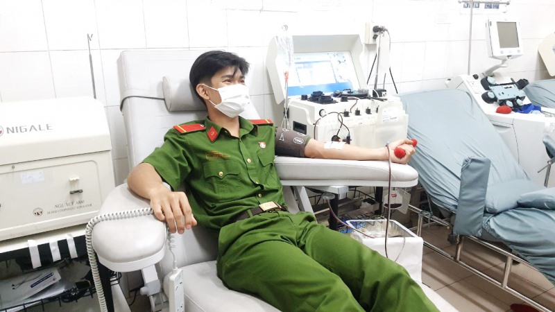 Binh nhất Khổng Minh Kiến Quốc bên máy tách chiết tiểu cầu tại Bệnh viện Đa khoa tỉnh Khánh Hòa. Ảnh: Bộ Công an