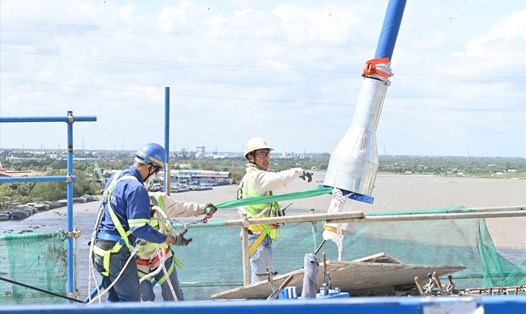 Căng cáp dây văng đầu tiên tại tháp trụ T16 dự án Cầu Mỹ Thuận 2. Ảnh : Thành Nhân