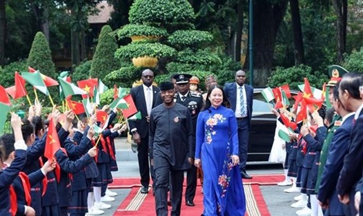 Phó Chủ tịch nước Võ Thị Ánh Xuân đón Phó Tổng thống Nigeria Yemi Osinbajo. Ảnh: TTXVN