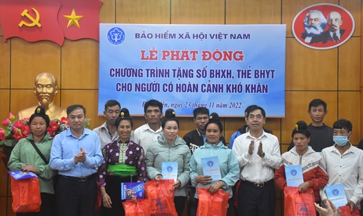 Trao tặng sổ BHXH, thẻ BHYT cho người dân có hoàn cảnh khó khăn tại tỉnh Điện Biên. Ảnh: BHXH tỉnh Điện Biên cung cấp.