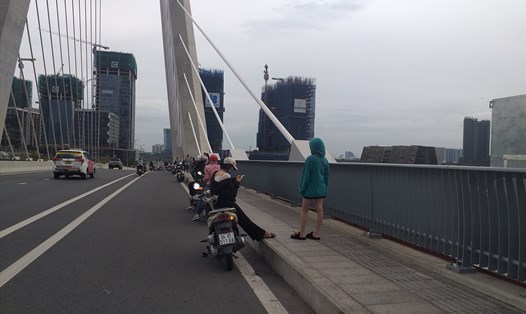 Nhiều người dừng đỗ xe tuỳ tiện trên cầu Thủ Thiêm 2 để chụp hình, ngắm cảnh, hóng gió…, làm ảnh hưởng đến an toàn giao thông. Ảnh: Nguyễn Long