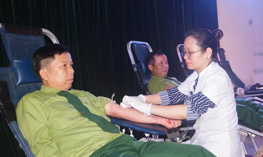 Thượng tá Trương Viết Hải - Chủ nhiệm Chính trị Bộ CHQS tỉnh Thừa Thiên Huế tham gia hiến máu tình nguyện. Ảnh: Lê Sáu.
