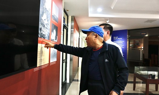 Ông Nguyễn Lý chỉ tay nhắc lại về trận chiến 12 ngày đêm - Điện Biên Phủ trên không. Ảnh: Thu Hiền